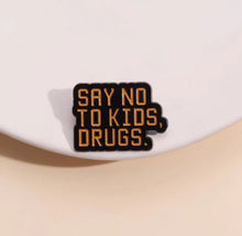 Load image into Gallery viewer, Pins / Badge - « Say No To Kids, Drugs. »