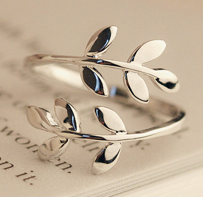 Leaves ring detail showing the branch curling around the finger - Let's Jam, Camden Town London