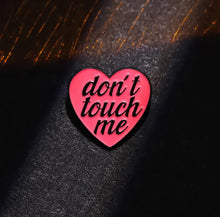 Load image into Gallery viewer, Pins / Badge - Don’t touch me - Heart
