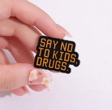 Load image into Gallery viewer, Pins / Badge - « Say No To Kids, Drugs. »
