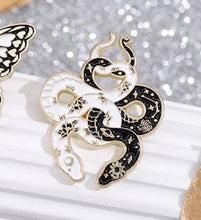 Load image into Gallery viewer, Pins / Badge - Snake Collection
