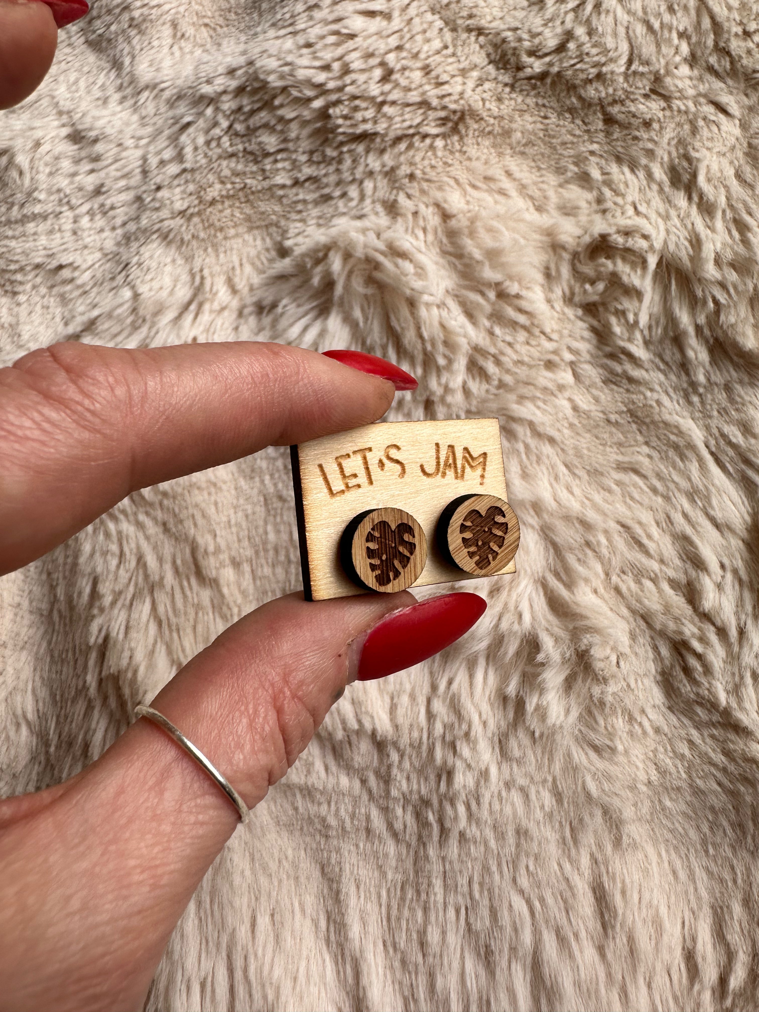 Round wooden stud earrings engraved with a monstera deliciosa leaf - Let's Jam, Camden Market