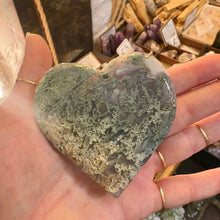 Load image into Gallery viewer, Close up of the polished moss agate heart and its deep green markings - Let's Jam, Camden Town London
