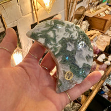 Load image into Gallery viewer, Close view of the moss agate moon edge - Let's Jam, Camden Market, London
