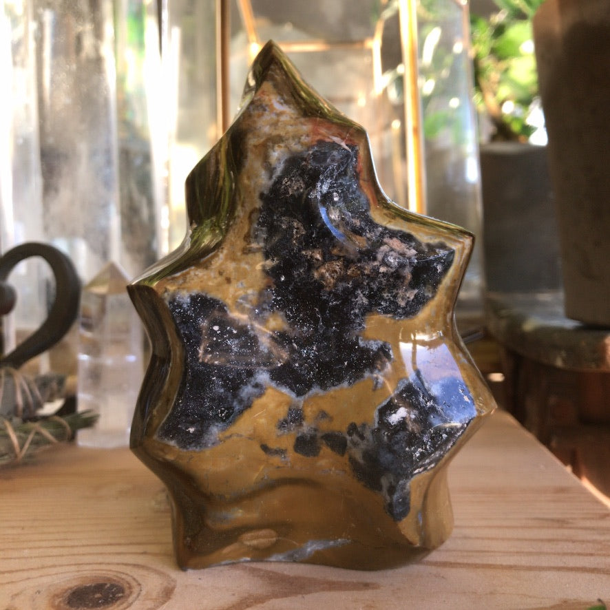 Close view of the Brazilian jasper point showing its polished marbled surface - Let's Jam, Camden Town