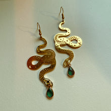 Load image into Gallery viewer, Snakes Earrings with Green Crystal
