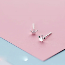 Load image into Gallery viewer, Detail of the pointed crown shape in 925 sterling silver - Let's Jam, Camden Town London
